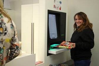 Stadtbibliothek Zwickau investiert 70.000 Euro in frische Technik – ein neues Extra inklusive - Susan Bergelt ist eine fleißige Nutzerin der Stadtbibliothek und ihrer Rückgabeautomaten.