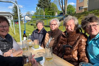 Stadtblick-Bewohner in Zschopau feiern: Diese Neuerung macht ihr Leben leichter - Ingeborg Buschmann (3. v. r.) und ihre Nachbarinnen feiern am Stadtblick mit Bratwurst, Bier und Limonade.