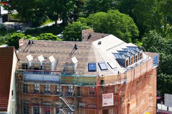 Stadtcafé in Zschopau verhüllt: Schlussspurt beim Herbergsbau - Die Arbeiten am Dach des Zschopauer Stadtcafés sind fortgeschritten.