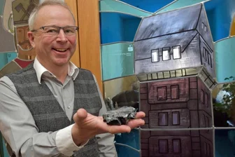 Stadtchef hofft wieder auf Bodenschatz - Bürgermeister Bernd Birkigt hat gut Lachen, Millionen Tonnen Steinkohle sind rund um Oelsnitz abgebaut worden. Auf seinem Dienstschreibtisch findet sich stellvertretend ein Exemplar des Naturprodukts.