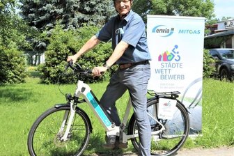 Stadtchef tritt kräftig in die Pedale - Flöhas Oberbürgermeister Volker Holuscha wird für eine Woche ein E-Bike zur Verfügung gestellt, damit er und seine Verwaltungsmitarbeiter imStädtewettbewerb möglichst viele Kilometer abspulen.