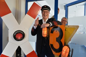 Stadtchor Freiberg lädt mit „Die Fahrkarten bitte!“ zur Reise-Revue ein - In Schaffneruniform des Freiberger Modelleisenbahnclubs ist Andreas Kuznick bei der Revue dabei.