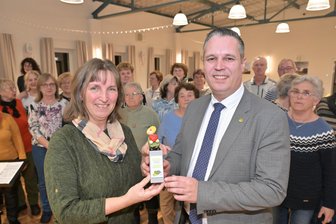 Stadtchor Thalheim erhält Auszeichnung des Landkreises - Katja Kircheis, Vereinsvorsitzende des Stadtchores Thalheim (l.), hat den Ehrenamtspreis des Monats von Landrat Rico Anton überreicht bekommen.