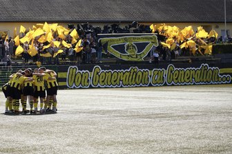 Stadtderby im Erzgebirge: 900 Fans erleben großen Sport – auf und neben dem Fußballplatz - Viel Mühe haben sich die Neustädtler Fans mit ihrer Choreografie gegeben. Sie bestand sogar aus zwei Teilen.