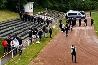 Stadtderby im Erzgebirge: Ein faires 1:1 auf dem Platz – und dann kommt die Polizei - Die Polizei hat den hinteren Bereich der Stadiontribüne in Schneeberg abgeriegelt, um die Daten der dort noch verbliebenen NSV-Fans aufzunehmen.
