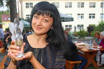 Stadtengel steht für das Engagement vieler Helfer - Ewgenija Yakinenko bekam den gläsernen Werdauer Stadtengel stellvertretend für alle Helfer überreicht.