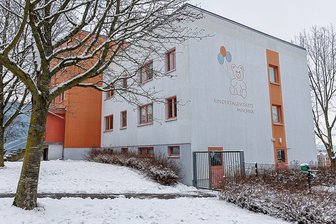Stadtentwicklung bis 2027: Was Auerbach anpacken will - Könnte mit Fördergeld der Europäischen Union saniert werden: die Kita Mischka im Neubaugebiet Auerbach.