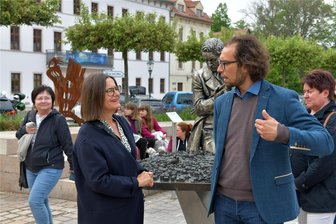 Stadtentwicklung: Freiberger wollen es genau wissen - Stadtrundgang mit Staatssekretärin Barbara Meyer durch die Freiberger Altstadt, geführt von Baubürgermeister Martin Seltmann (r.).