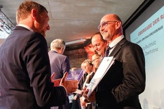 Stadtentwicklung im Erzgebirge: Annaberg-Buchholz erhält knapp drei Millionen Euro - Der Förderbescheid über knapp 3 Millionen Euro, der bis 2027 gilt, wurde vor wenigen Tagen in Dresden durch Sachsens Ministerpräsident Michael Kretschmer (CDU) an Annabergs Bürgermeister Thomas Proksch überreicht.