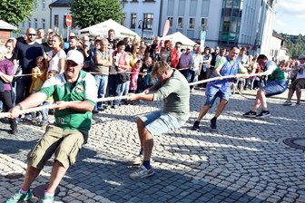 Stadtfest Adorf und Voigtsberger Bauernmarkt: Tipps zum Wochenende fürs Obere Vogtland - Der Wettbewerb „Alle ziehen an einem Strang“, bei dem Vereine einen Truck per Armkraft bewegten, steht am Samstag erneut in Adorf an. Das Foto mit dem Schnauzerclub entstand vor fünf Jahren.