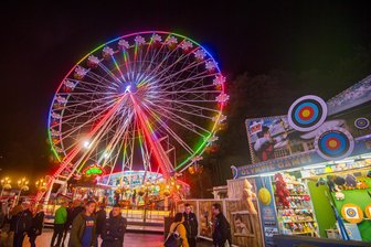 Stadtfest Aue kehrt nach Feierpause zurück: Das ändert sich 2026 – und das nicht - Zum Stadtfest in Aue gehört traditionell auch der große Rummel auf dem Anton-Günther-Platz.