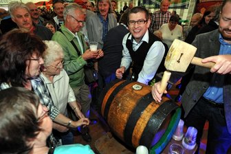 Stadtfest Burgstädt: Bürgermeister Naumann macht Organisation zur Chefsache - Traditionell sticht Burgstädts Bürgermeister Lars Naumann zur Eröffnung des Stadtfestes ein Freibierfass an, hier ein Foto aus dem Jahr 2015. Nach der Absage des Festes übernimmt er jetzt sogar die Organisation.
