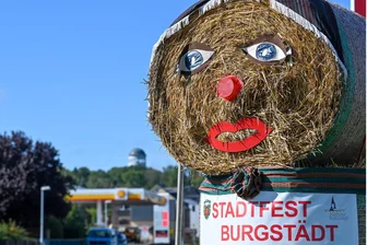 Stadtfest Burgstädt: Ohne Eintritt und mit lokalen Partnern - Traditionell werden als Ankündigung für das Stadtfest in Burgstädt Strohpuppen aufgestellt.