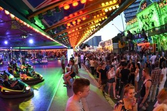 Stadtfest Chemnitz: Die hitzige Party in der City - Das Chemnitz Stadtfest: Als in den Abendstunden die Hitze nachließ, wurde es voll in der Innenstadt. Vor allem entlang der Schaustellermeile auf der Brückenstraße schoben sich die Besucher dicht an dicht zwischen den Fahrgeschäften hindurch. Tagsüber war bisweilen deutlich weniger los.