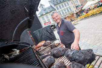 Stadtfest Glauchau: Was Bier, Cocktail, Burger und Co. kosten - Uwe Kölz ist mit seinem Smoker in Glauchau dabei und bietet alles was zum American BBQ gehört.