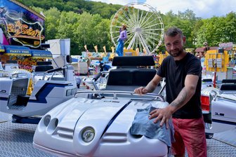 Stadtfest in Aue mit Geisterbahn und Streetfood-Markt, aber ohne Bus-Shuttle: Das erwartet die Gäste - Die Fahrgeschäfte auf dem Anton-Günther-Platz in Aue werden fürs Stadtfest, das am Freitag beginnt, startklar gemacht und poliert. Im Bild: Mitarbeiter Tabcaru Joundt am „Break Dance“.