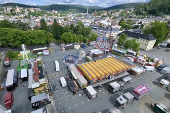 Stadtfest in Aue startet: Diese Sperrungen müssen Autofahrer bei der Anreise beachten - Blick auf den Anton-Günther-Platz in Aue: Fürs Stadtfest verwandelt er sich zu einem großen Rummel und ist daher für Autofahrer gesperrt – ebenso wie einige der angrenzenden Straßen.