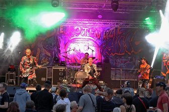 Stadtfest in Glauchau fällt erneut ins Wasser - Bilder wie diese vom Glauchauer Stadtfest 2019 als Die Toten Ärzte auf dem Markt auf der Bühne standen, gibt es 2022 nicht.