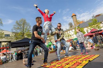 Stadtfest in Plauen, Tuning-Event in Schöneck, Familientag in Auerbach: Das sind die Veranstaltungs-Highlights am ersten Mai-Wochenende im Vogtland - Wie im vergangenen Jahr, so erwatet die Besucher des Auerbacher Familientages am Sonntag auf dem Neumarkt ein buntes Programm.