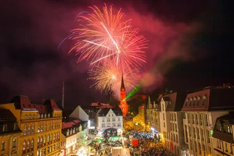 Stadtfest nur noch alle zwei Jahre, Personalabbau, neue Steuer: So will Aue raus aus der Finanzmisere - Zum Stadtfest in Aue gehört das große Feuerwerk. Weil die Stadt sparen muss, gibt es nun Überlegungen, die Feier nicht mehr jedes Jahr zu veranstalten.