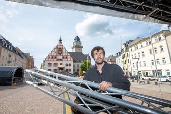 Stadtfest Plauener Frühling beginnt am Freitag: Wo kann man parken? Wie fahren Busse und Bahnen? - Daniel Wittmann packte am Donnerstag für die Vorbereitungen zum Plauener Frühling mit an.