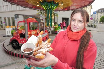 Stadtfest Plauener Frühling eröffnet: Das kosten Roster, Eis und Cocktails - Michelle Neupert bietet am Stand von „Hot Churros“ gezuckerte Spritzgebäck-Spezialitäten an.