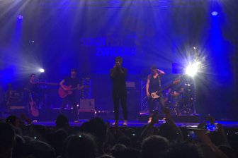 Stadtfest-Tagebuch: Party-Wochenende beginnt - Nico Santos sang zunächst gegen leichten Regen an. Trotzdem war der Hauptmarkt gut gefüllt.