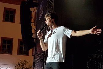 Stadtfest-Tagebuch: Volles Programm am Samstag - Während seines Konzerts setzte sich Wincent Weiss den Kopfschmuck eines Fans auf.