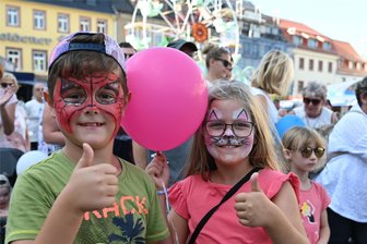 Stadtfest: Was die Veranstaltung den Penigern bringt - Der Samstagnachmittag stand beim Peniger Stadtfest im Zeichen der Familien. Mika und Elly hatten sich auf der Meile mit Kinderangeboten am Schloßplatz schminken lassen.