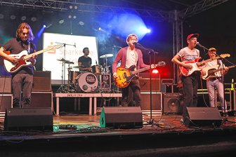 Stadtfest Werdau lockt mit Partymusik und Feuerwerk - Die Werdauer Indie-Rockband "Still Trees" hatte am Freitagabend zum Stadtfest ein Heimspiel.