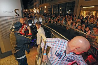 Stadtfest Zwickau: Die Lochis lösen Kreisch-Alarm aus - Schweißtreibende Arbeit für Sicherheitskräfte: Fans folgten den Lochis bis an die Rathaushintertür.