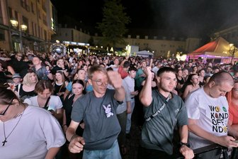 Stadtfest Zwickau: Offenbar Reizgas vor Kornmarktbühne freigesetzt - Party auf dem Kornmarkt am Freitag. Am Sonnabend gab es dort einen Vorfall, bei dem möglicherweise Reizgas freigesetzt wurde.