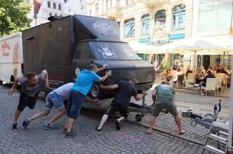 Stadtfest Zwickau: Worauf sich Besucher freuen können - Für den Aufbau einzelner Stände ist eine ganze Menge Manpower erforderlich.