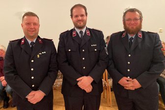 Stadtfeuerwehr Großschirma hat neue Spitze - Oliver Hofmann (32, l.) aus Siebenlehn ist der neue Stadtwehrleiter von Großschirma, Paul Kretzschmar (28, Mitte) ist sein Stellvertreter. Michel Einert (r.) fungiert noch bis zum 30. November als kommissarischer Stadtwehrleiter. Er dankte Stadträten und Stadtverwaltung für die gute Zusammenarbeit.
