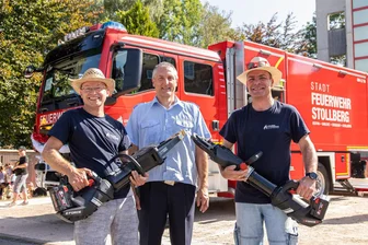 Stadtfeuerwehr Stollberg hat neues Fahrzeug in Dienst gestellt - Sebastian Scheunert, Wehrleiter Ronny Mai und Dirk Seidel (von links) freuen sich über das neue Fahrzeug.
