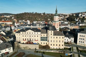 Stadtführung in Greiz folgt den Spuren von Fürst Heinrich XXII. und Fürstin Ida - Blick auf das Untere Schloss, an dem die Tour beginnt.