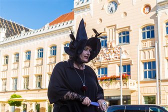 Stadtführung mal anders: Mit Gänsehautgeschichten Zwickau entdecken - Bei der Stadtführung „Gänsehautgeschichten“ zeigt Stadtführerin Brit Großpietsch das gruselige Zwickau.