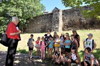 Stadtführung mit Hortkindern - Auf mittelalterlichen Spuren der Stadt Reichenbach wandelte Historiker Wolfgang Richter (links) am Donnerstagvormittag mit 15 Hortkindern der Kita "Wichtelhausen".