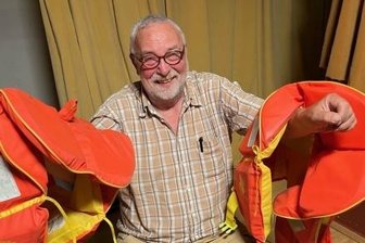 Stadtgeflüster: Bühne frei für das ganz große Putzen - Andreas Zweigler entdeckte beim Entrümpeln funktionstüchtige Schwimmwesten.