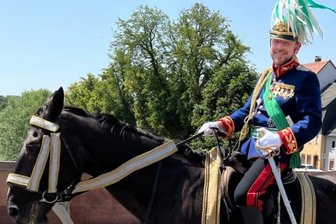 Stadtgeflüster: Chemnitzer als König hoch zu Ross beim Dresdner Fürstenzug - Thomas Waldheim schlüpfte ins Kostüm des Wettiner-Königs Georg.