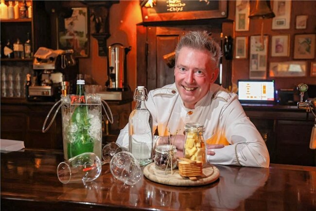 Stadtgeflüster: Chemnitzer Gastronomen machen jetzt richtig Betrieb - Nico Kunz bietet seinen Bargästen neuerdings ein Kombi-Angebot aus Käse-Brettchen und Wein statt Cocktails an. 