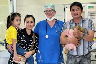 Stadtgeflüster: Chemnitzer Politikerin tauscht Plenarsaal gegen Krankenhaus in Asien - Susanne Schaper in Vietnam mit einer kleinen Patientin und deren Familie.