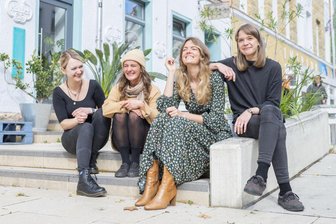 Stadtgeflüster: Das neue Team mit Liebe für gutes Essen - Hanna Lehmann, Susann Heidler, Jeanine Lindenhahn, Viktoria Lau (v. l.) verwöhnen die Gäste im Café Dreamers.