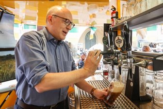 Stadtgeflüster: Der OB zieht am Zapfhahn - Sven Schulze zapfte beim Brauereifest eigenhändig das Bier.