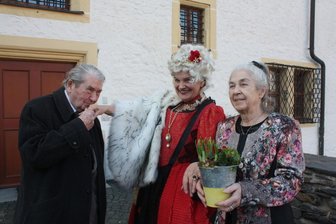 Stadtgeflüster: Die treuesten Fans von Gräfin Grünberg - Hans-Jürgen Friedrich und seine Frau Ute begrüßten ihre Lieblingsschauspielerin Birgit Lehmann (Mitte) im Wasserschloss formvollendet.