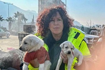 Stadtgeflüster: Diese Frauen wollen Bares für ihr Rares - Foto oben: Die Frauen-Initiative Fine-C beteiligt sich auf Anregung von Birgit Eckert (links) mit raren Einzelstücken am Nachtflohmarkt. Foto links: Sylvia Klemm und Isabelle Weh fanden in der Jan-K.-Weiß-Band die perfekten Janis-Joplin-Musiker. Foto rechts: Tierretterin Anett Steinberg mit zwei Welpen, gefunden im Erdbebengebiet.