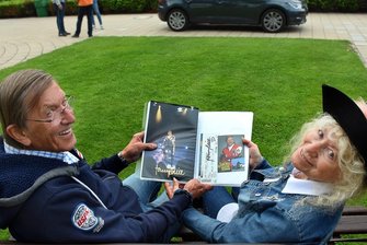 Stadtgeflüster: Eine Überraschung für den Country-Star - Waltraud Raubold traf den Sänger Jonny Hill und überreichte ihm ein über Jahre zusammengestelltes Album.