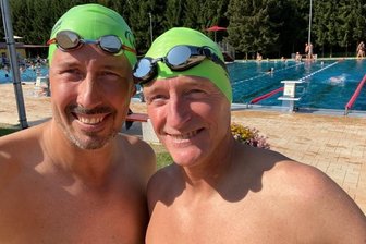 Stadtgeflüster: Einmal Chemnitz-Ostsee, bitte! - Stev Theloke (links) und Jörg Stingl, hier noch beim Training in Rußdorf, schwimmen nun durch die Ostsee.