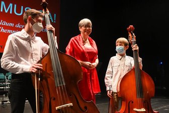 Stadtgeflüster: Endlich! Auf diese Fete mussten Musikschüler ein Jahr warten - Johann Roscher, Nancy Gibson, Erwin Werkoben (von links) bei den Proben kurz vorm Geburtstagskonzert.
