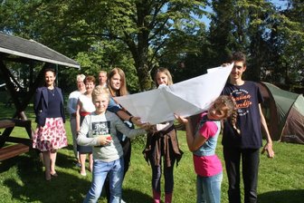 Stadtgeflüster: Endlich Zeit für sommerliche Feste - Jonas, Shakira, Marie, Klemens und Alexa (vorn v.l.) freuen sich auf den Spreewald.